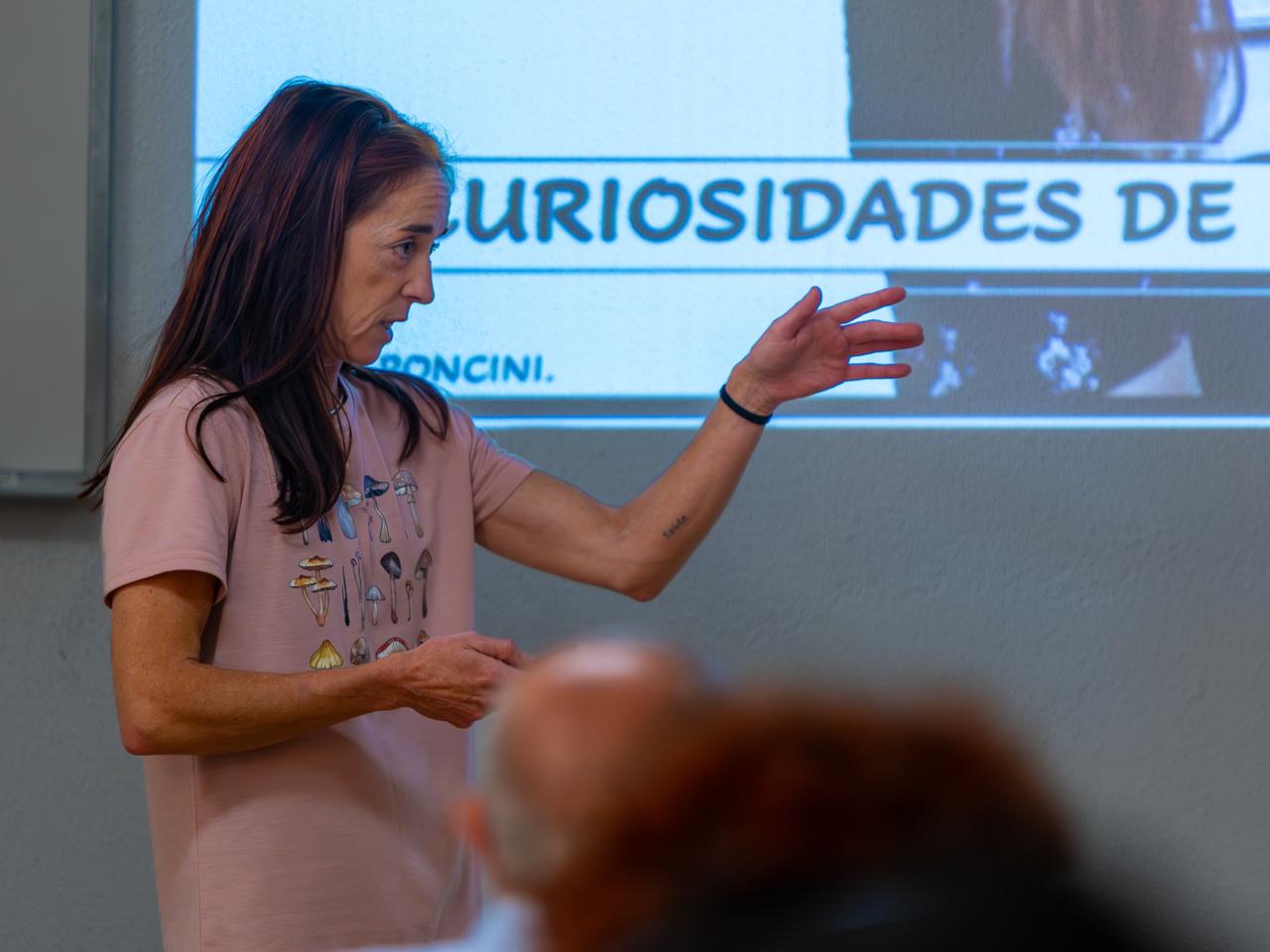 Raquel Poncini realizando unha charla