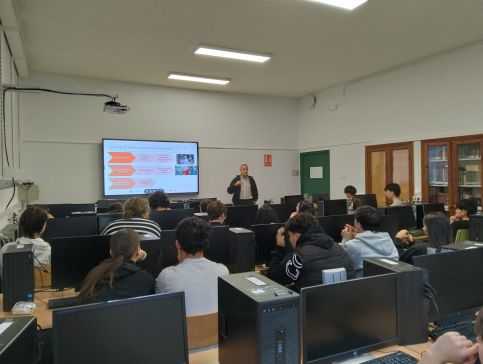 A Deputación da Coruña alíase co CITIC da UDC para levar a intelixencia artificial xenerativa a 20 institutos da provincia