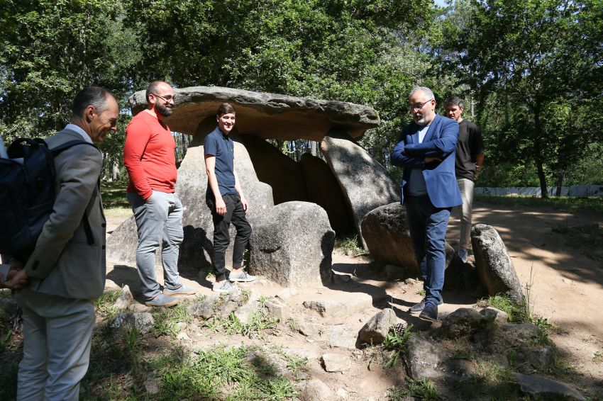 O deputado de patrimonio, Xosé Penas, visita en Ribeira o Dolmen de Axeitos e o Castro da Cidá