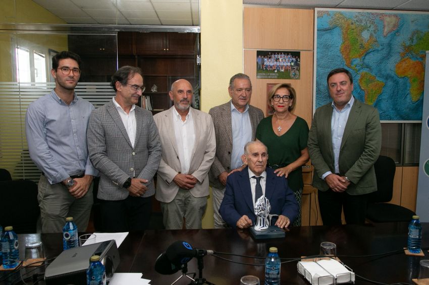 O presidente da Deputación da Coruña entrega a Severino Escurís Batalla o Premio PEL á traxectoria empresarial