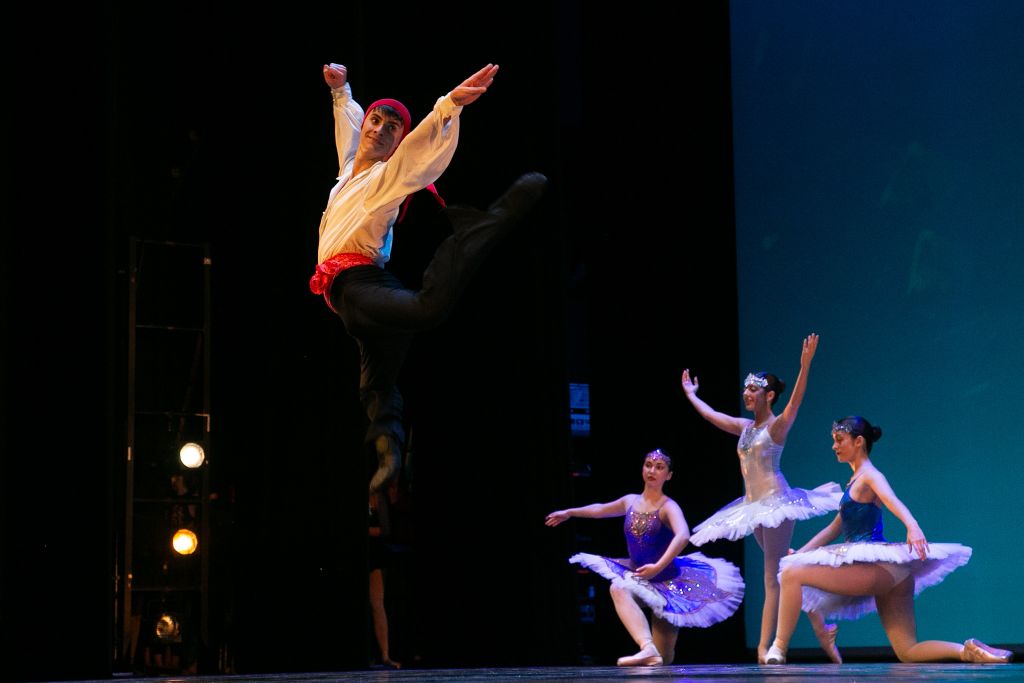 O Conservatorio Profesional de Danza da Deputación dá a benvida ao Nadal coa interpretación de ‘Kalatiki’