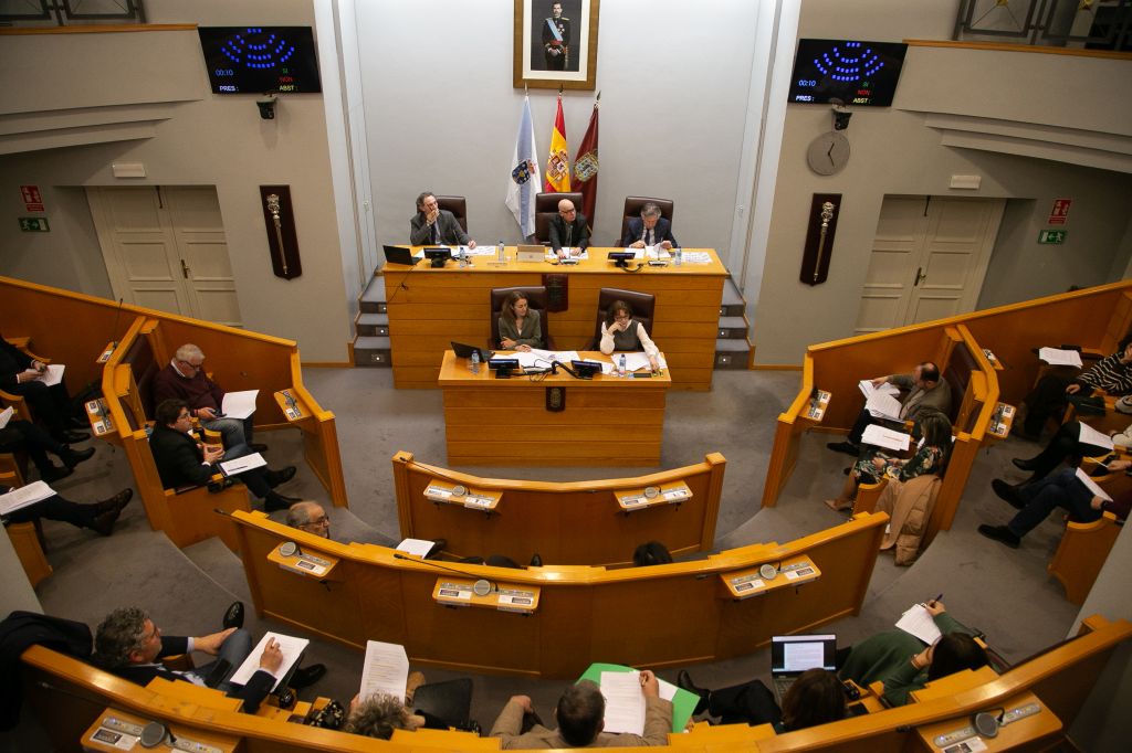 O pleno da Deputación da Coruña reclama á Xunta unha solución inmediata ao conflito do transporte por estrada