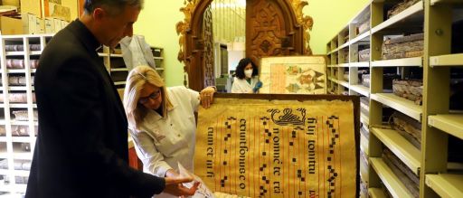 O arquivo do primeiro templo da diocese de Córdoba conserva unhas 4.000 pezas