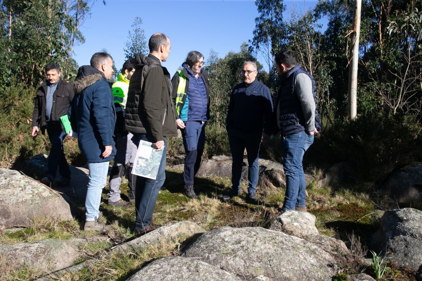 O deputado de patrimonio, Xosé Penas, visita as obras de limpeza de Compostela Rupestre