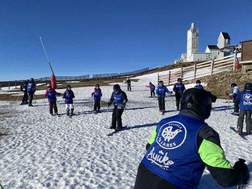 Un centenar de escolares inician a campaña de esquí da Deputación da Coruña en Asturias