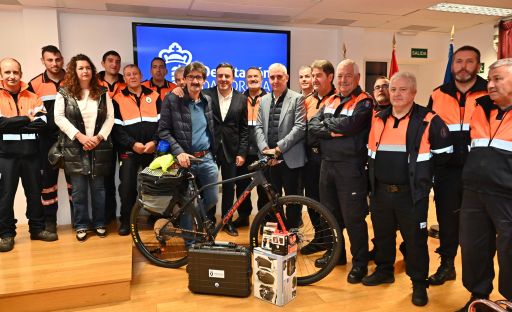 A Deputación da Coruña entrega bicicletas e equipos de comunicación a dez agrupacións de Protección Civil da provincia