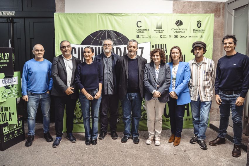 O deputado Xosé Lois Penas entrega a João Canijo o Premio Cineuropa