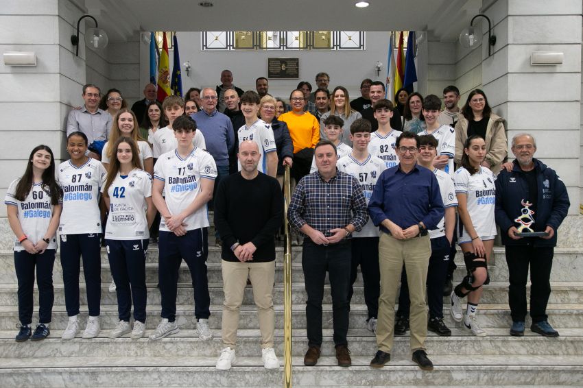 A Deputación da Coruña recibe ás e aos 14 deportistas da provincia participantes no CESA 2026 coas seleccións galegas de balonmán