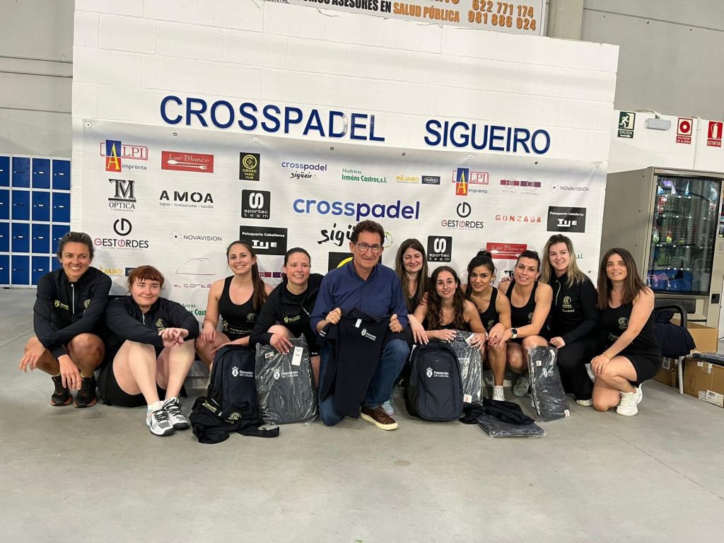 O deputado de Deportes visita ao Oroso Pádel Club feminino, flamante campión galego que representará a Galicia no Máster Internacional de Valencia