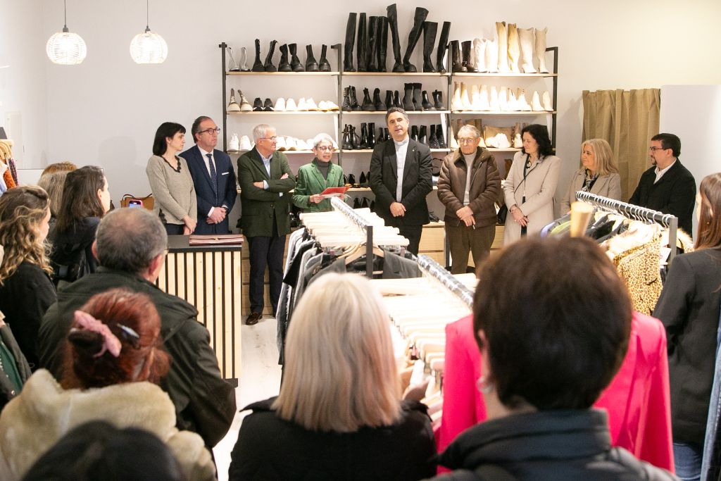 A deputada de Política Social, Mar García, asiste á inauguración da primeira tenda de segunda man de Cáritas en Ferrol