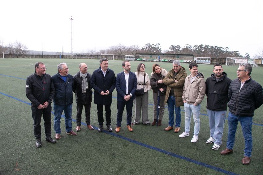 A Deputación e o Concello de Lousame investirán máis de 204.000 euros na renovación do céspede artificial do campo de Cabanetán