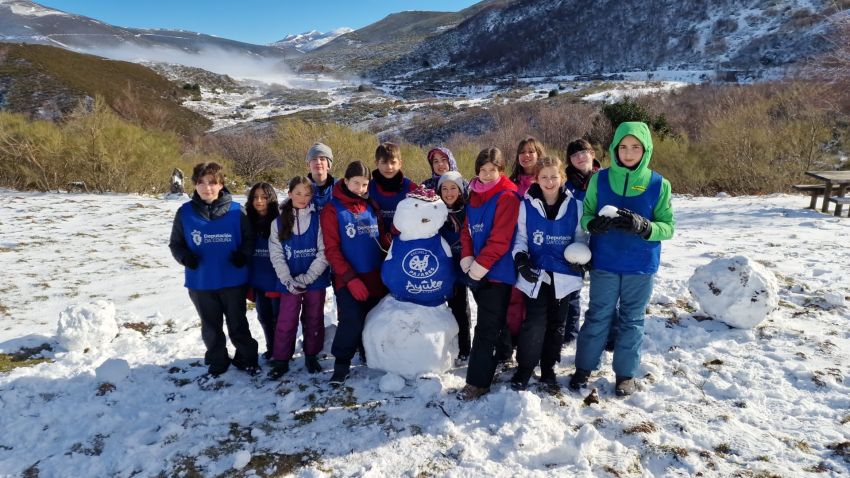 Un centenar de escolares da comarca da Coruña participaron na campaña de esquí da Deputación da Coruña en Asturias