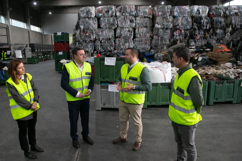 Formoso destaca o “exemplo pioneiro” de INSERTEGA no ámbito da economía circular e a reciclaxe de produtos téxtiles