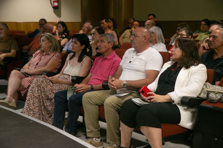 O vicepresidente presenta en Negreira a nova guía turística do municipio, editada co apoio da Deputación