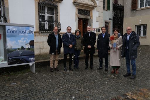Xosé Regueira e Soledad Agra visitan en Delémont (Suíza) a exposición sobre a inmigración galega “Taxi – Compostela”