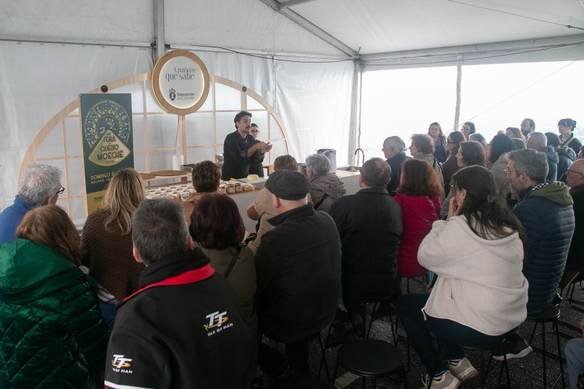 Xosé Regueira e Cristina García subliñan na Feira do Queixo de Moeche a importancia do «produto de 'Km 0'»