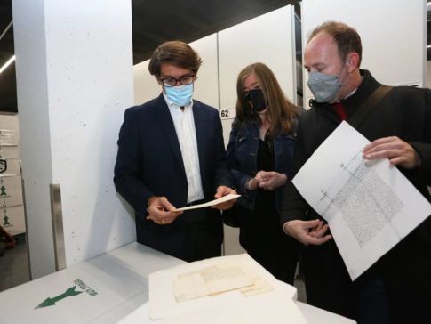 O AHP de Villena abre o acceso a documentación histórica nas instalacións da biblioteca