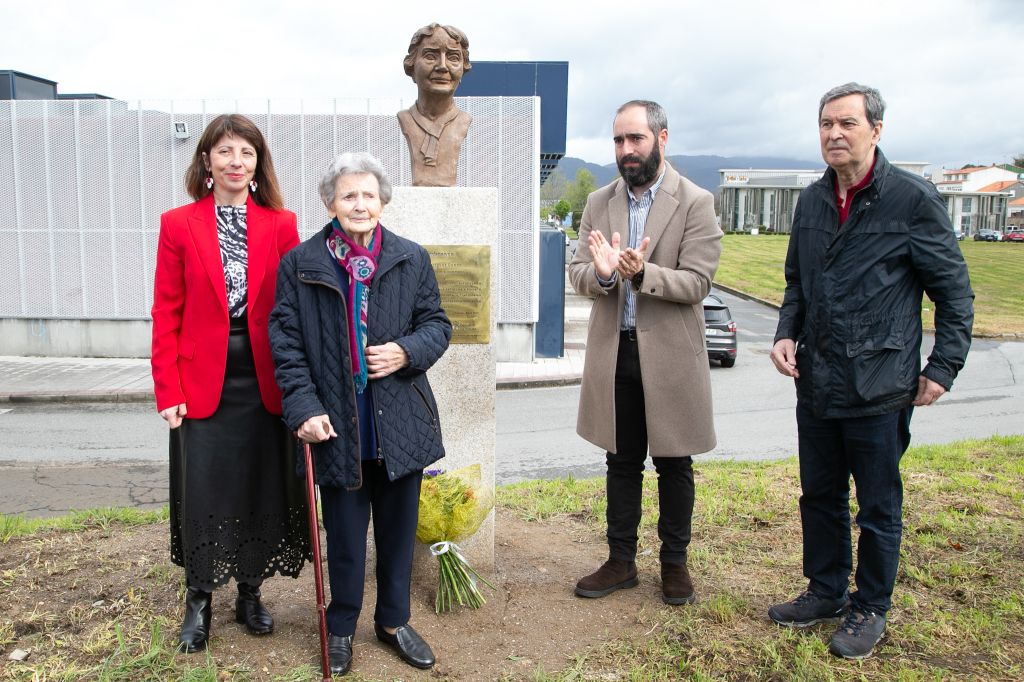 As Madriñas Republicanas, “esas mulleres que puxeron humanidade no horror” reciben en Rianxo unha homenaxe da man da Deputación