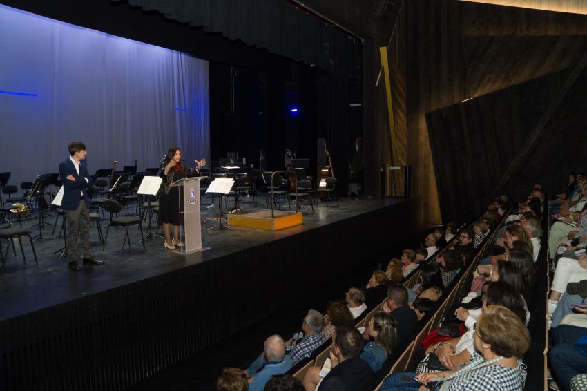 O novo auditorio de Ribeira acolleu o concerto da Orquestra Sinfónica de Galicia