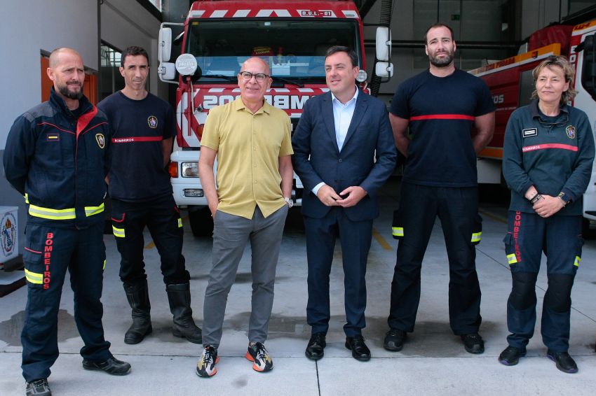 Máis de 50 efectivos e 20 vehículos de  bombeiros do Consorcio Contraincendios da Coruña loitan contra os incendios que afectan a Lugo e Ourense