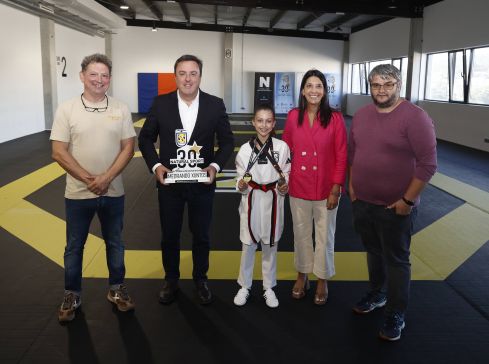 Formoso pon en valor os 30 anos do Natural Sport como referente do taekwondo galego e exemplo de deporte de base en Ribeira