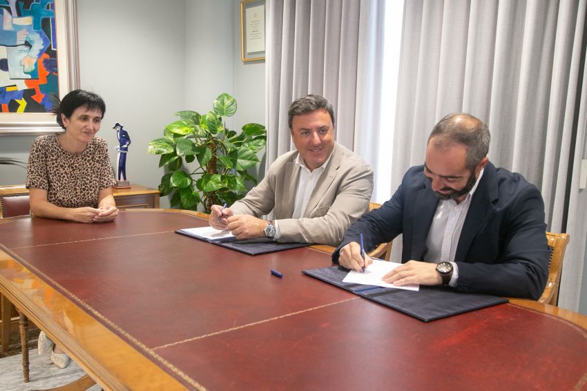 Formoso e Bustelo asinan o convenio para construír a nova Casa de Acompañamento aos Maiores de Rianxo