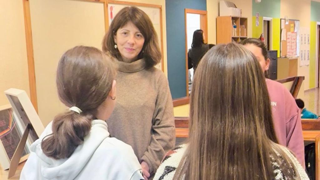 A deputada de Igualdade visitou o CEIP de Outes, premiado na última edición do Premio Concepción Arenal co proxecto ‘Tecendo Saberes’
