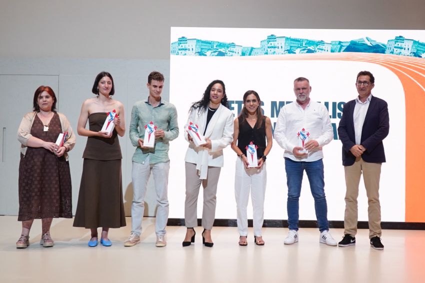 A Deputación da Coruña, recoñecida pola súa contribución ao atletismo galego na Gala do Atletismo celebrada en Santiago