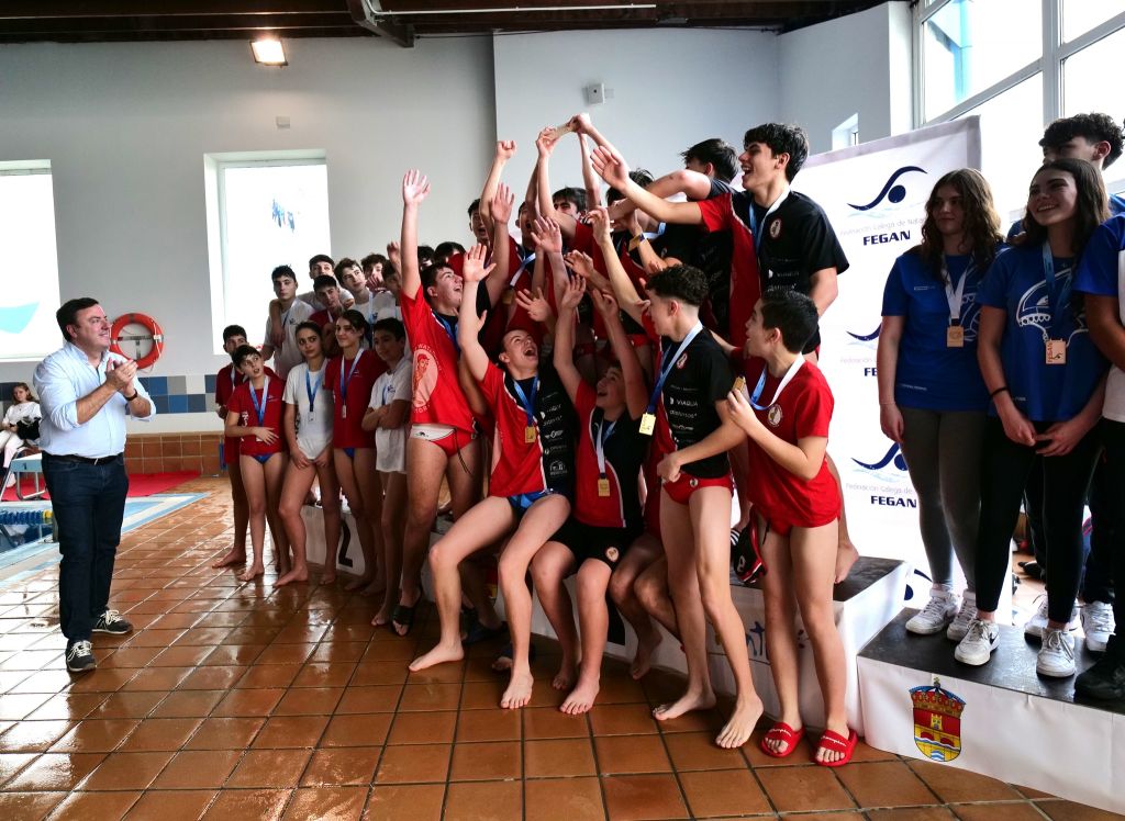 Formoso destaca a aposta da Deputación polo deporte base na entrega dos premios do campionato galego de Waterpolo