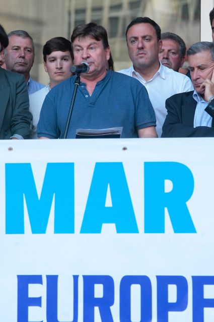 Formoso apoia en Ribeira a manifestación contra o veto europeo á pesca de fondo e reclama “a unión de todas as administracións” neste asunto