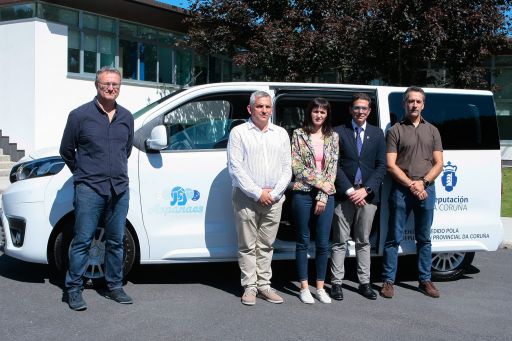 A Deputación da Coruña entrega un novo vehículo a ASPANAES Santiago
