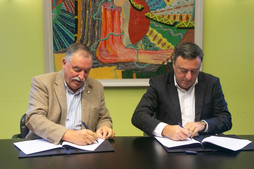 A Deputación achega 400.000 euros para construír as novas gradas e vestiarios do campo de fútbol do Redondo, en Oleiros