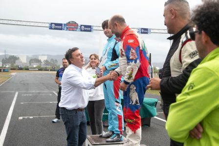 A rapazada dos campamentos de verán da Deputación goza do bo tempo no Aquapark de Cerceda