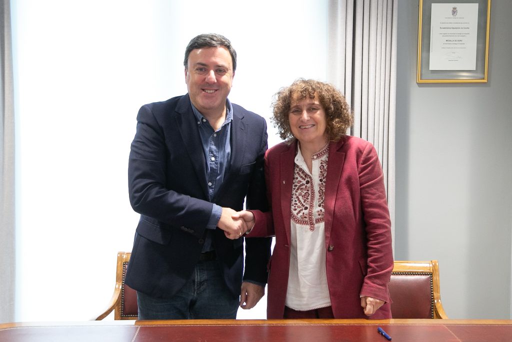 A Deputación e o Concello de Santiago asinan o convenio para as obras de reforma do estadio Verónica Boquete, cun investimento de 1,29 millóns de euros