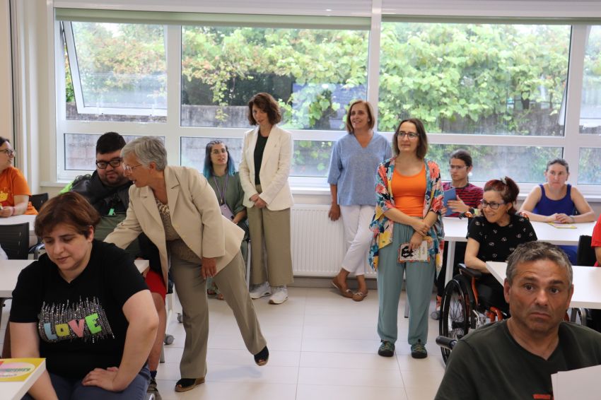 A deputada de Igualdade clausura na Asociación Ambar, de Ribeira, os obradoiros de capacitación dixital para a detección de violencias sexuais