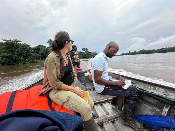 Rebeca Atencia, veterinaria do Instituto Jane Goodall nada en Ferrol, remonta un rio do Congo para axudar a un gorila que se atopa en perigo. Foto Instituto Jane Goodall