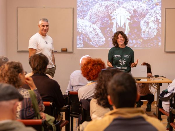 A Deputada Rosa Ana García inaugurando a I Xornada Micolóxica no Pazo de Mariñan na que o público asistente puido observar a grande riqueza micolóxica existente nos terreos do Pazo. Foto: Lucía Fernández Ramón. 