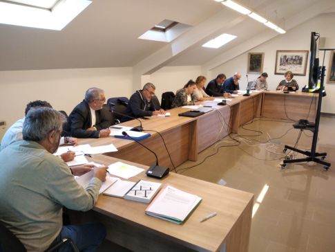 Deputación da Coruña e concellos da comarca de Santiago reúnense para abordar o estado do Parque Compostela Rupestre