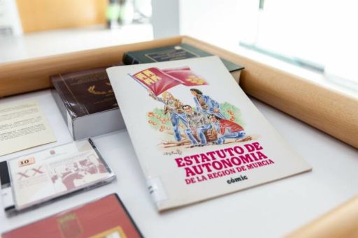A Biblioteca Regional de Murcia 'explora o seu arquivo' para conmemorar os 40 anos do Estatuto de Autonomía