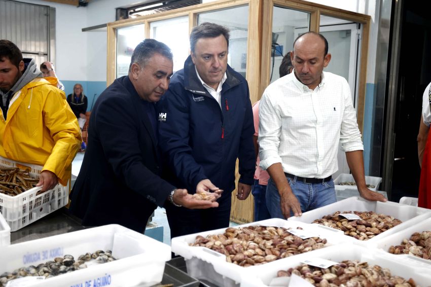 Valentín González Formoso destaca en Aguiño o papel da pesca e do marisqueo como motores da economía de Ribeira