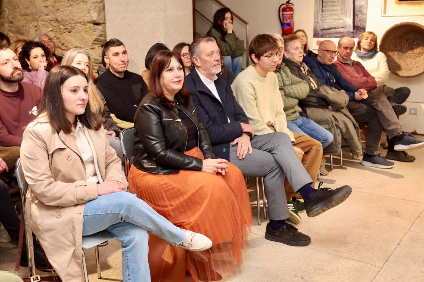 Natividade González asiste en Zas ao primeiro pase do documental ‘A Costa e os Castelos. Unha viaxe pola Costa da Morte’