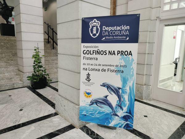 Pancarta da expo Golfiños na proa que a Deputación da Coruña exhibirá en Fisterra. Posteriormente levarase a Arteixo, Boiro e Melide.