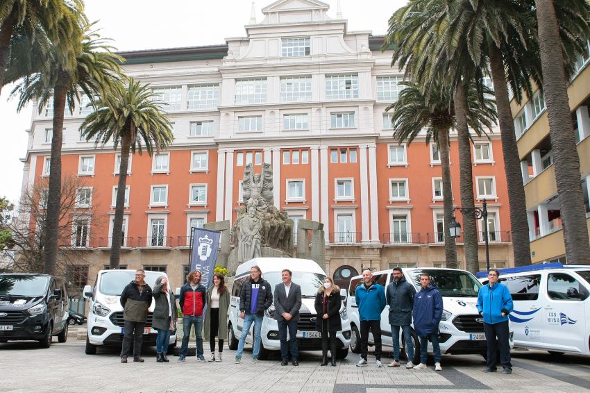 A Deputación entrega novos vehículos a cinco clubs de remo e piragüismo da provincia