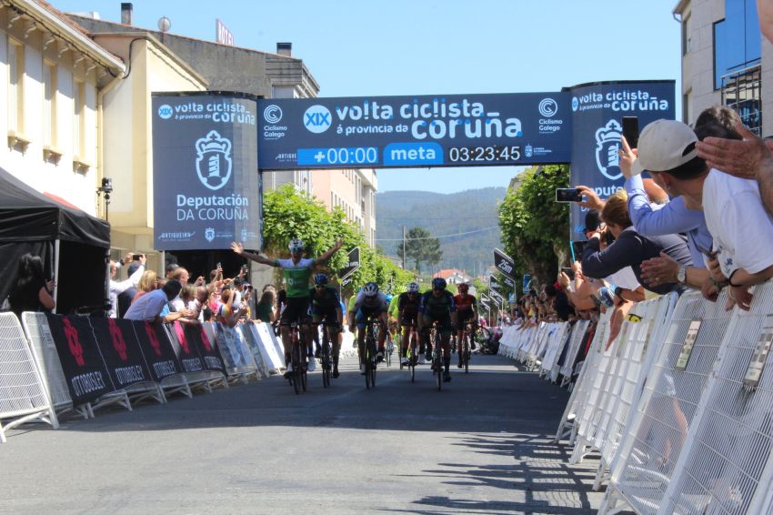 Francesc Bennassar domina o esprint da Laracha e a Volta Ciclista á provincia da Coruña decidirase na Pobra