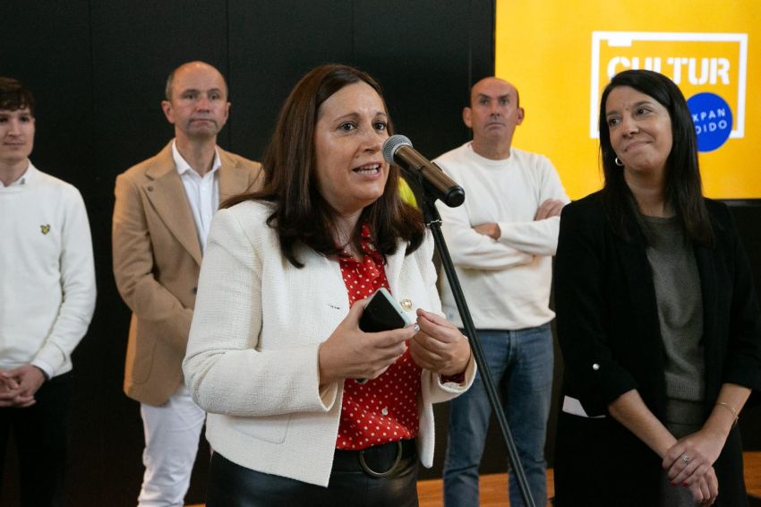 A deputada de cultura inaugura a segunda edición do Culturgal Expandido, que chega a Ribeira da man da Deputación