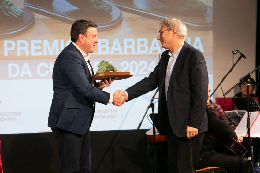 Formoso felicita a Barbantia por “vinte anos de compromiso coa cultura” na entrega dos premios da entidade