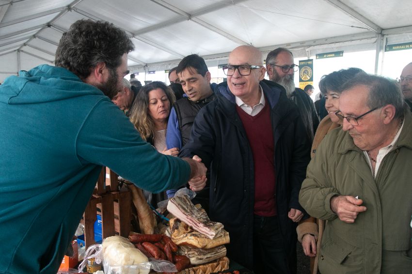 Xosé Regueira e Cristina García subliñan na Feira do Queixo de Moeche a importancia do «produto de 'Km 0'»