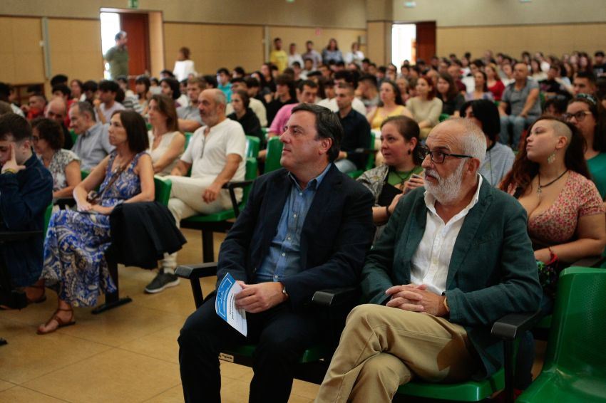 Formoso inaugura o novo curso escolar no IES Rosalía Mera da Deputación da Coruña