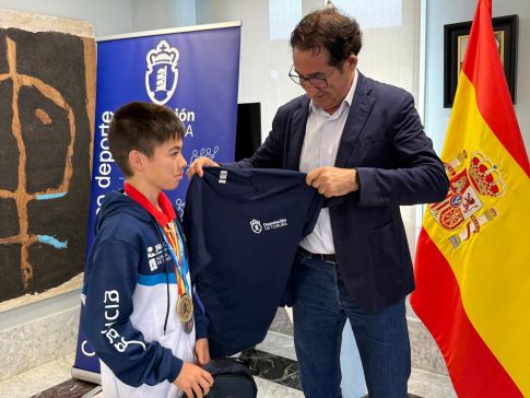 O deputado de Deportes, Antonio Leira, recibiu ao subcampión europeo de kung fu Erik Martín