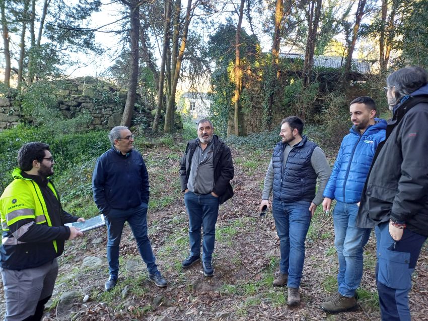 O deputado de patrimonio, Xosé Penas, visita as obras de limpeza de Compostela Rupestre